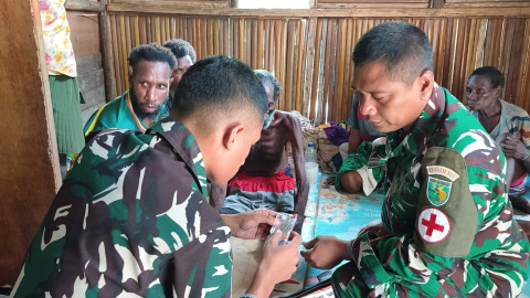 Tim Kesehatan Satgas TMMD Kodim Mimika Gerak Cepat Layani Warga Keakwa