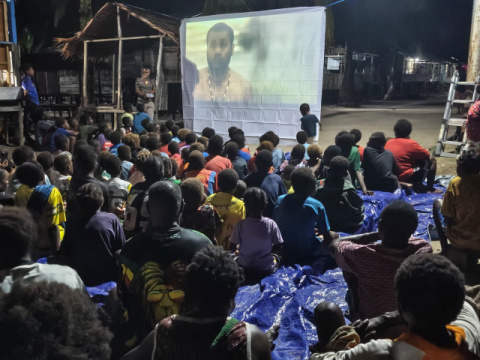 Ajak Nobar Edukasi, Satgas TMMD Bagikan Makanan Bergizi kepada Anak Kampung Keakwa