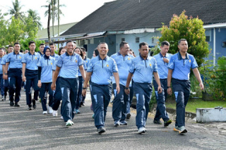 Danlanud Sjamsudin Noor Rajut Kebersamaan dengan Olahraga Bersama Personel