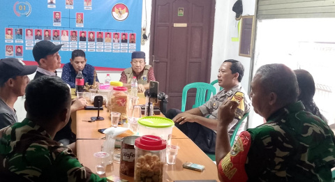 Babinsa Bersama Tiga Pilar dan Warga Ujung Menteng Perkuat Siskamling