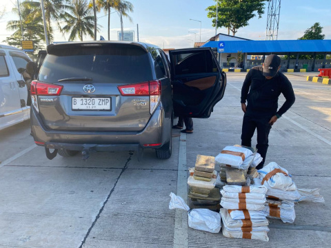 Satlap Tri Cakti bersama Tim Intelrem 045/Gaya Amankan 1,2 ton Timah dan 3 Pelaku