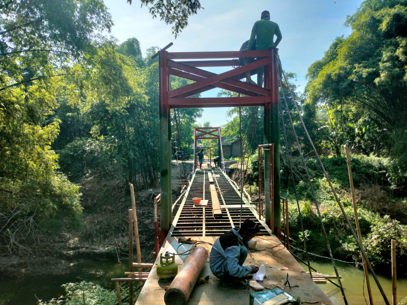 Babinsa Puhti dan Warga Terus Kebut Pembangunan Jembatan Perintis Garuda di Desa Puhti