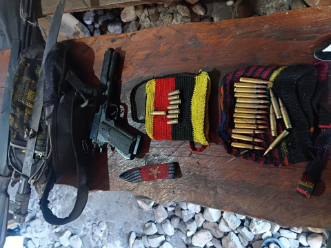 Tim Patroli Pengintaian Koops TNI Habema Amankan Senpi Campuran
