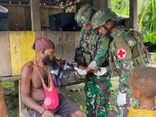 Prajurit Koops TNI Habema Pelayanan Kesehatan Serentak Hingga Pelosok Papua