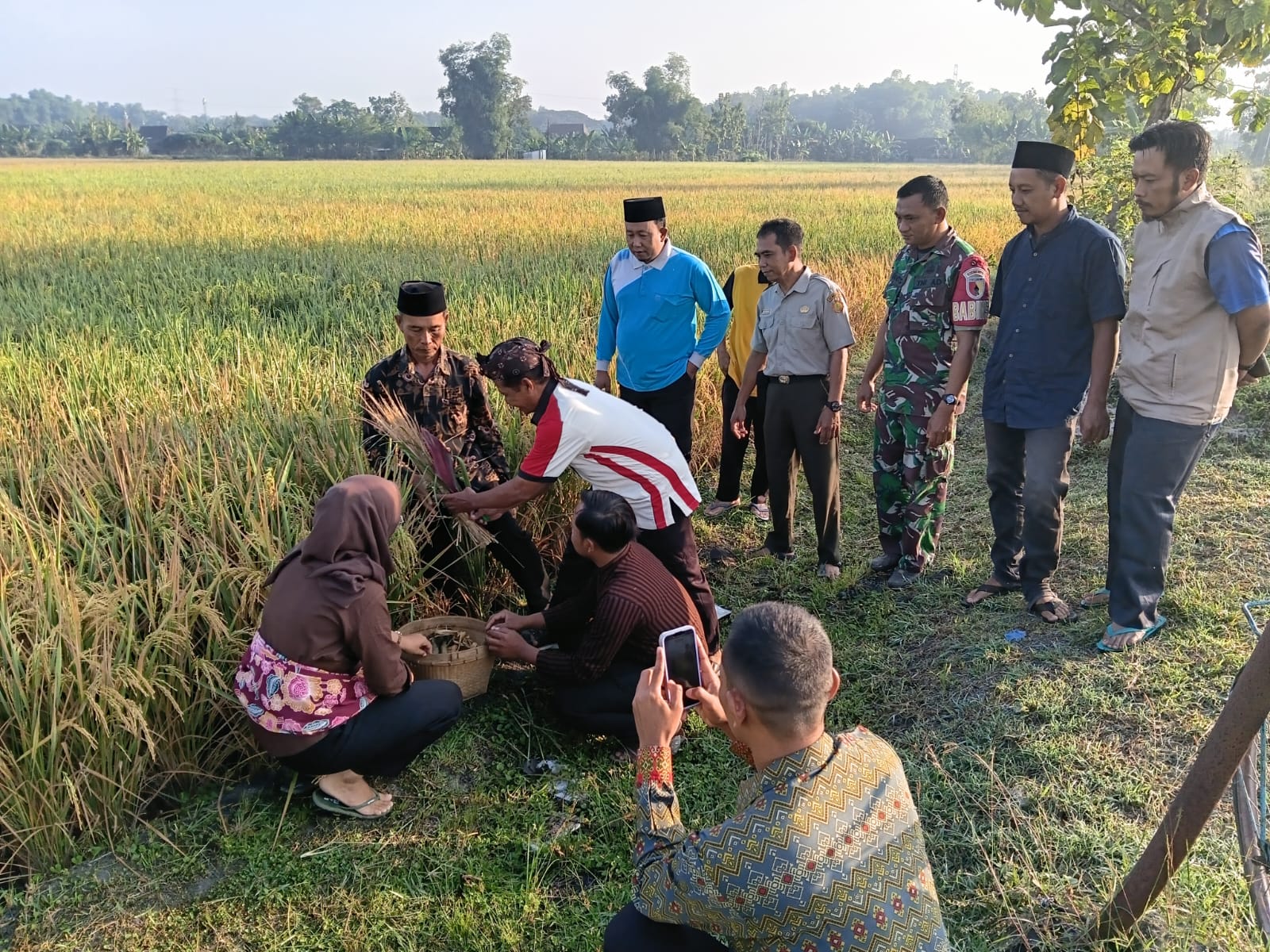 Wujud Syukur Hasil Pertanian, Babinsa Pangkur Ikuti Doa Bersama dan Methil Bareng