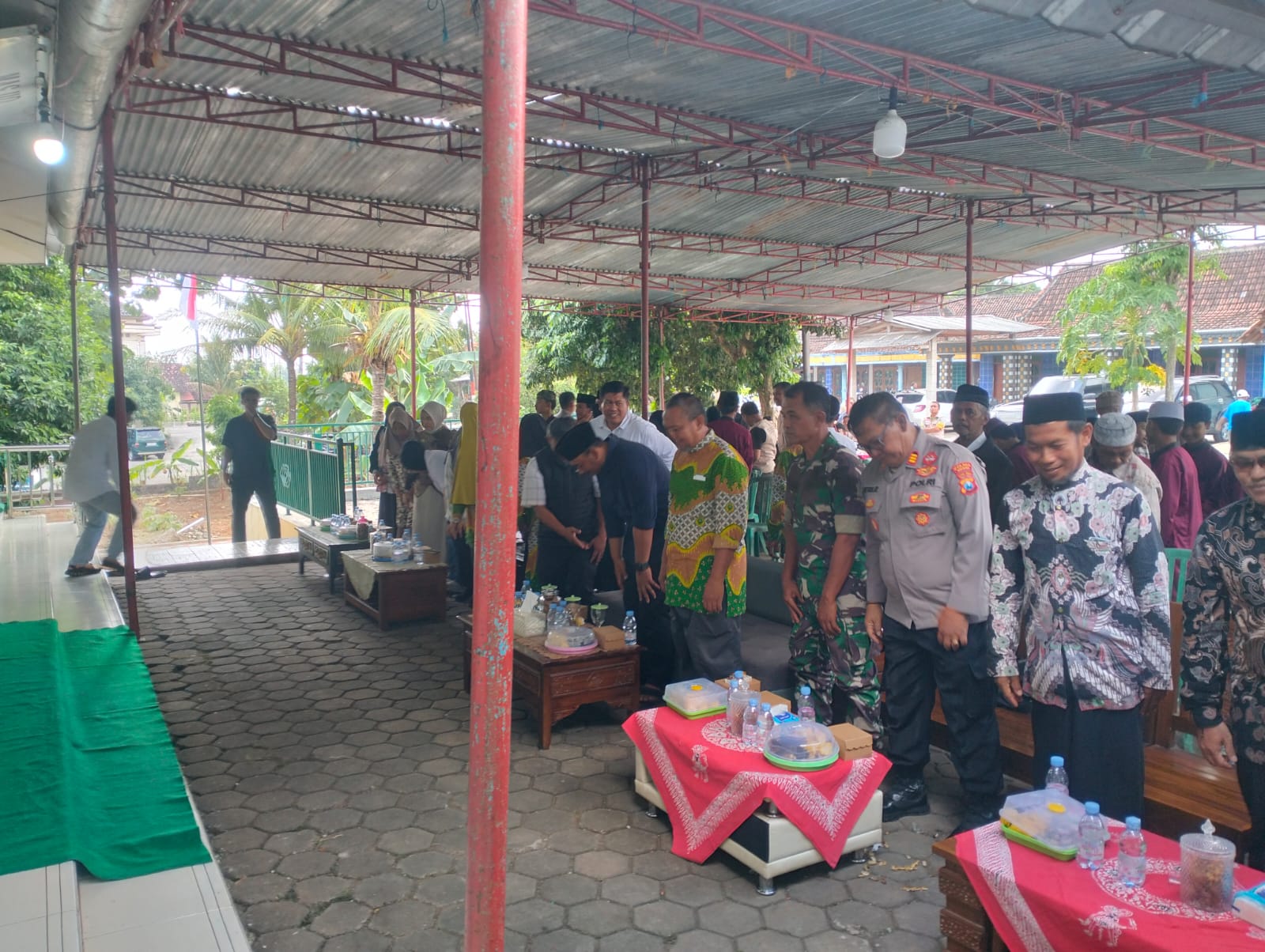Babinsa Sine Ngawi Hadiri Khitanan dan Pengobatan Gratis, Warga Sambut Antusias