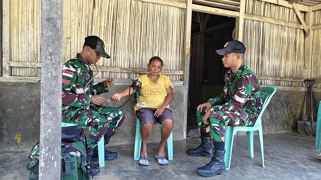 Yonarmed 12 Kostrad Wujudkan Kepedulian Melalui Pelayanan Kesehatan Door to Door
