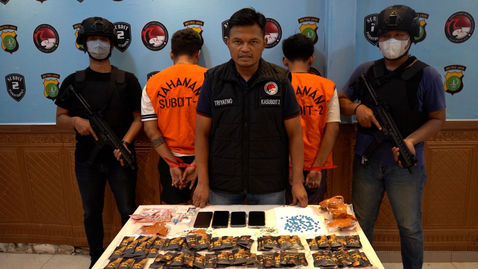 Polda Metro Gagalkan Dua Orang Pengedar Etomidate dan Ekstasi dalam Kemasan Besar India