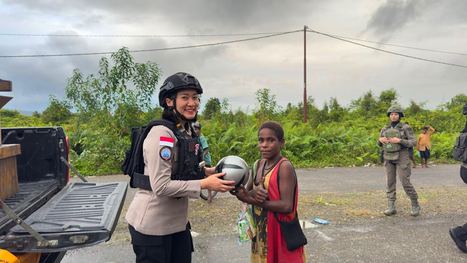Polwan Ops Damai Cartenz-2026 Bangun Kedekatan Melalui Aksi Humanis