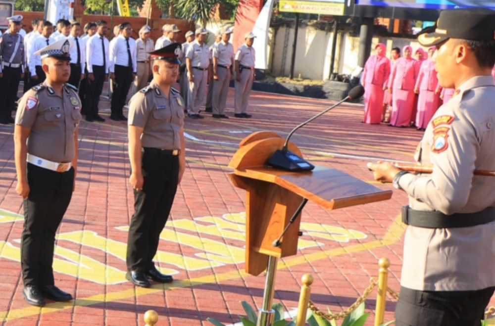 Korp Rapor Polres Ngawi, 78 Personel Naik Pangkat Disambut Sujud Syukur dan Guyuran Air