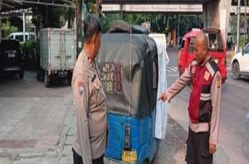 Warga Heboh, Pria Misterius Tewas di Dalam Bajaj Saat Lampu Merah