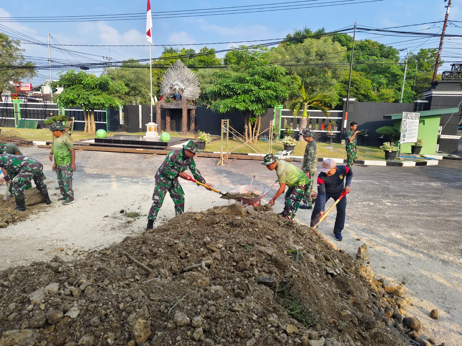 Anggota Kodim 0805/Ngawi Kompak Gotong Royong Bangun Fasilitas Makodim