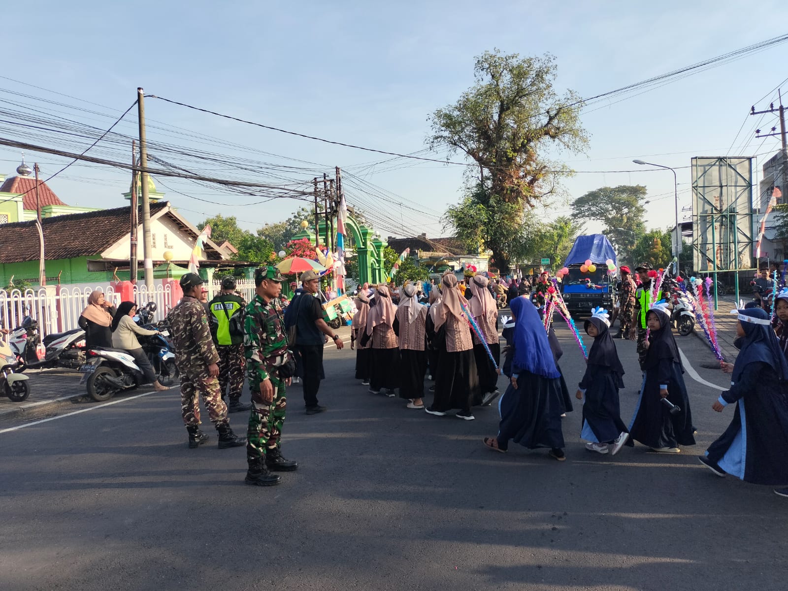 Tahun Baru Hijriyah, Babinsa Widodaren dan Polsek Amankan Pawai Ta’aruf 1 Muharram 1448 H 