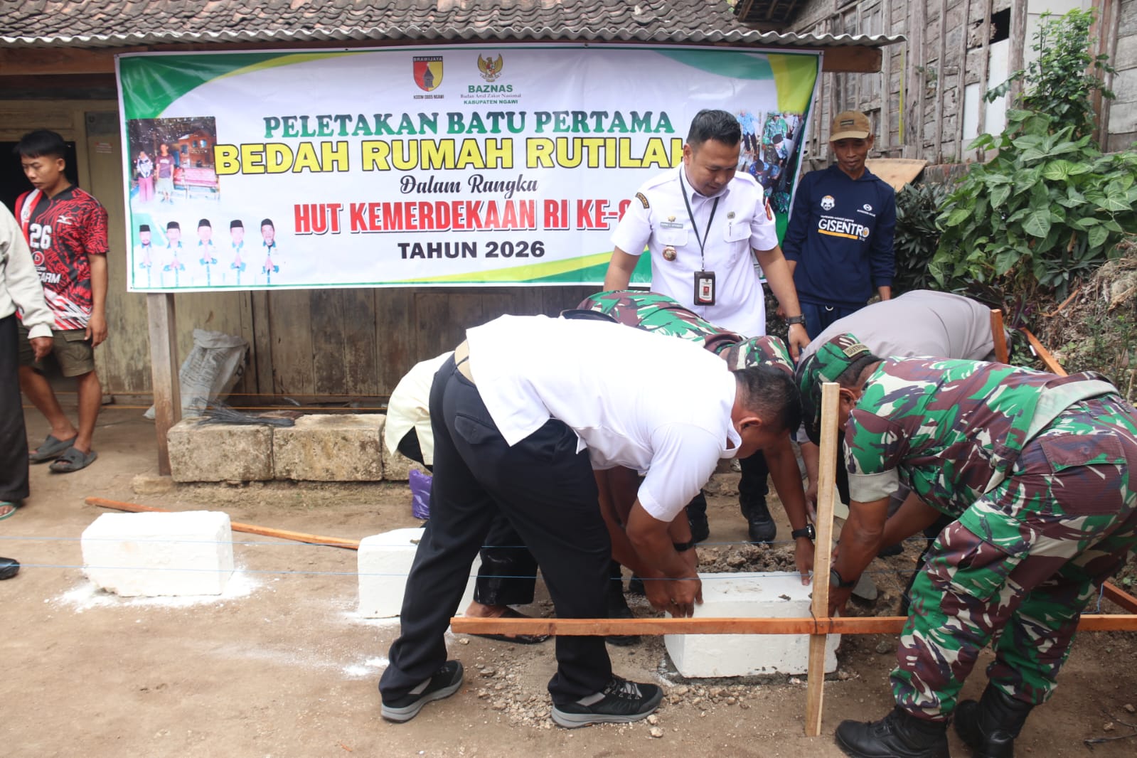 Sambut HUT ke-81 RI, Kodim 0805/Ngawi Bersama Baznas Bedah Rumah Warga di Kasreman