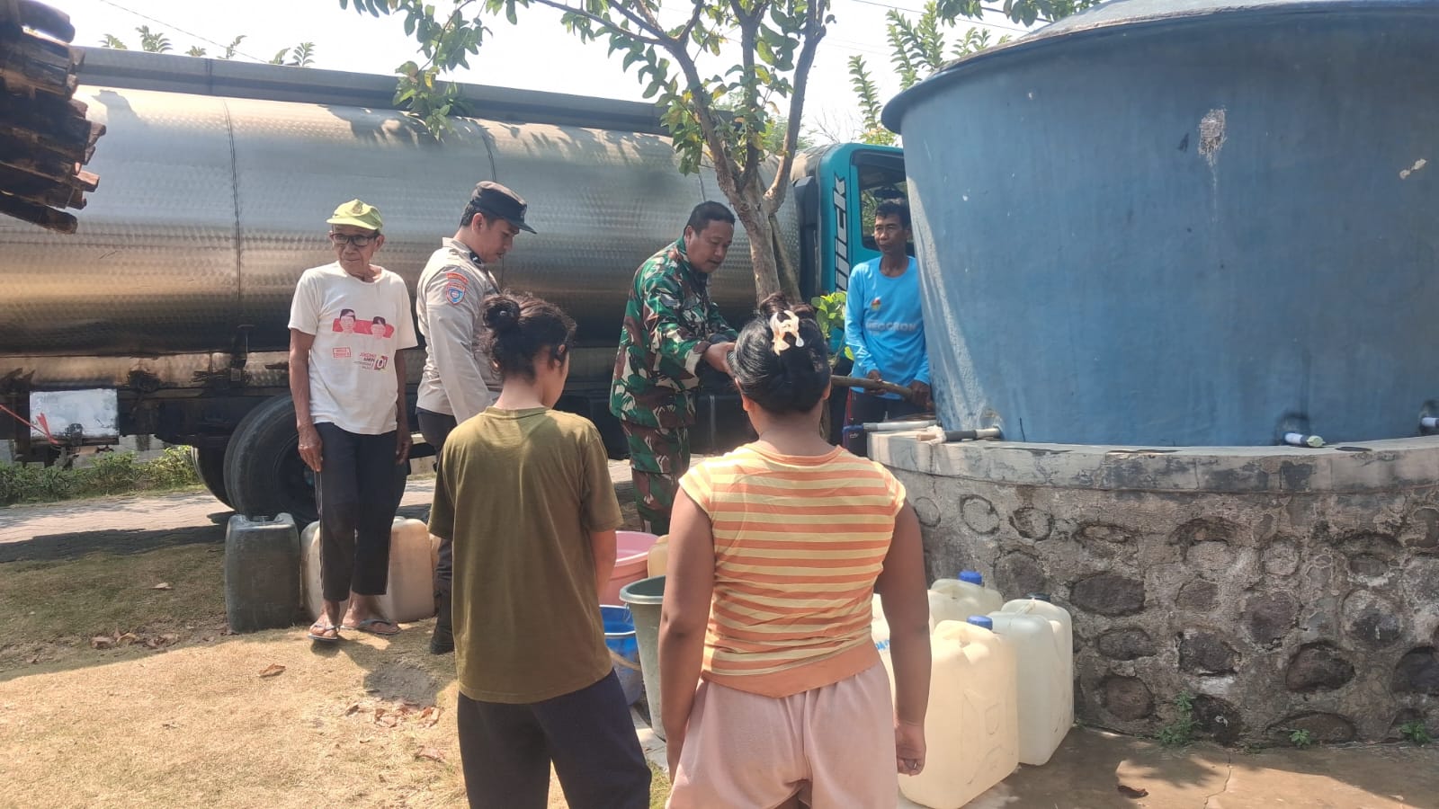Peduli Air Bersih, Babinsa Posramil Pitu Kawal Distribusi Bantuan Air untuk Warga Desa Cantel