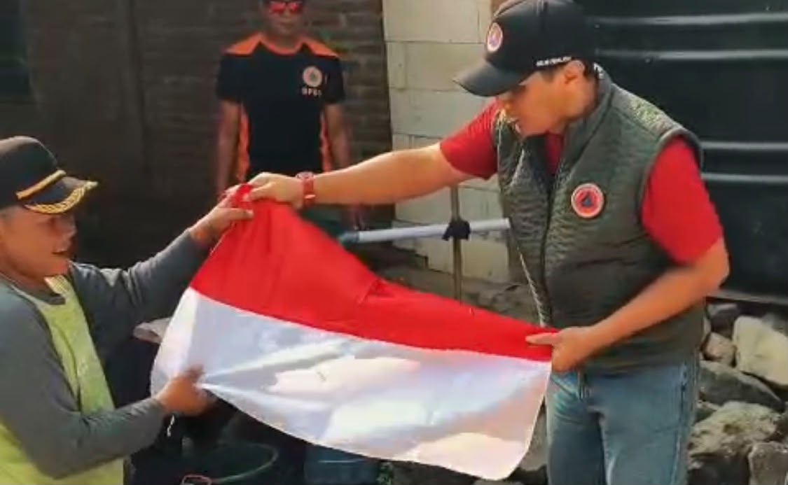 HUT RI ke-81, BPBD Ngawi Bagikan Bendera Merah Putih Saat Droping Air Bersih ke Warga