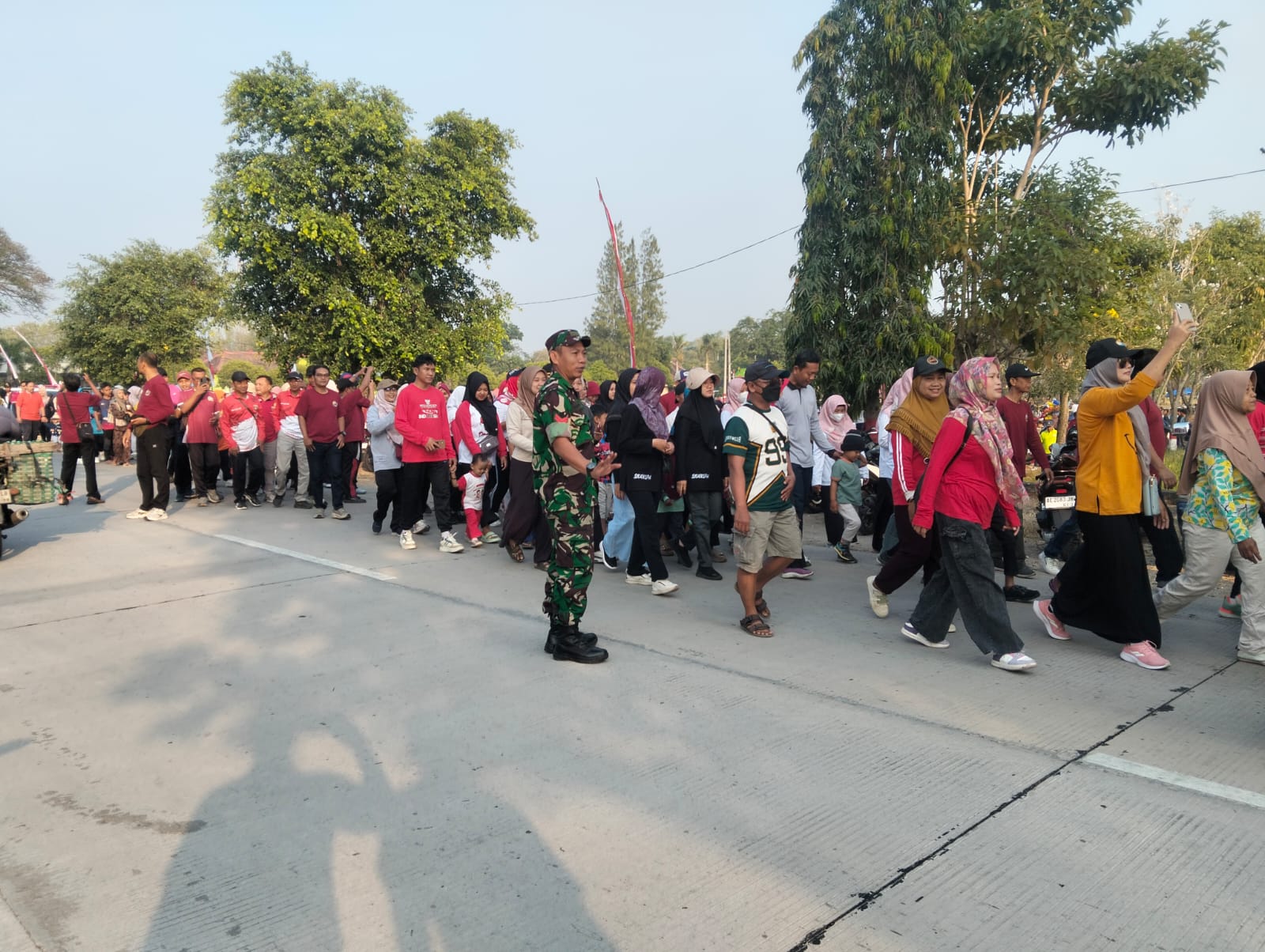 Semarak HUT Ke-81 RI, Babinsa Paron dan Bhabinkamtibmas Amankan Jalan Sehat di Desa Teguhan
