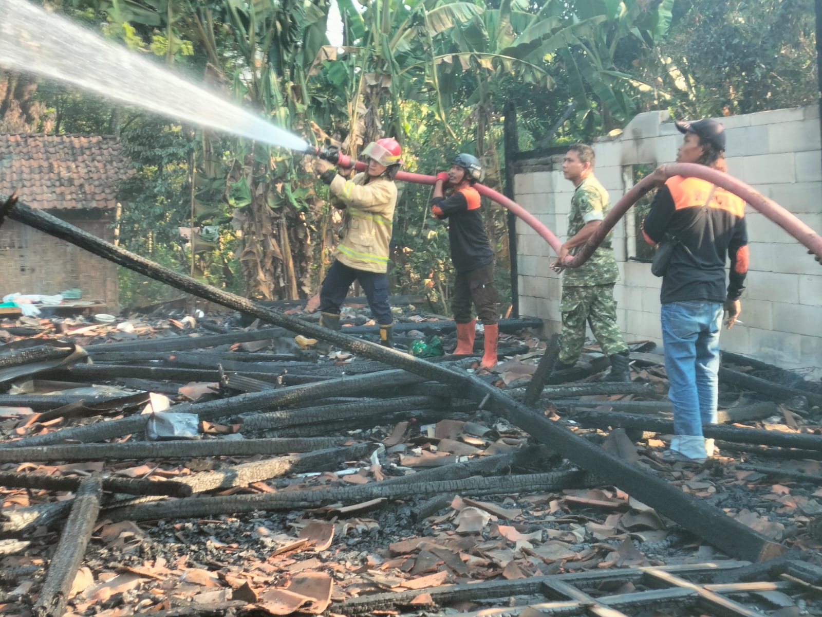 Gerak Cepat, Babinsa Paron dan Damkar Padamkan Kebakaran Rumah Warga Akibat Korsleting 