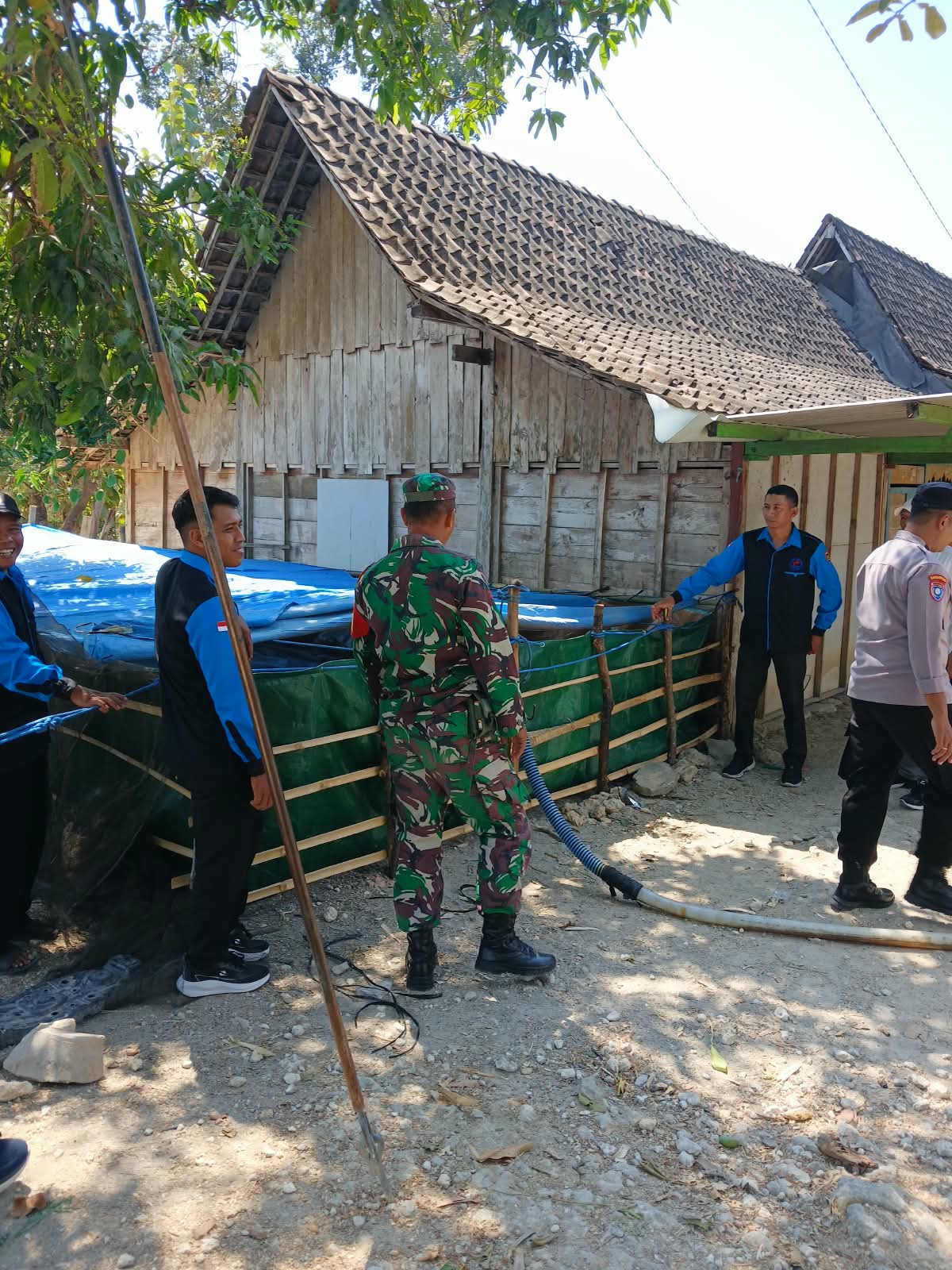Peduli Warga di Pelosok, Babinsa Posramil Kasreman Kawal Distribusi Bantuan Air Bersih