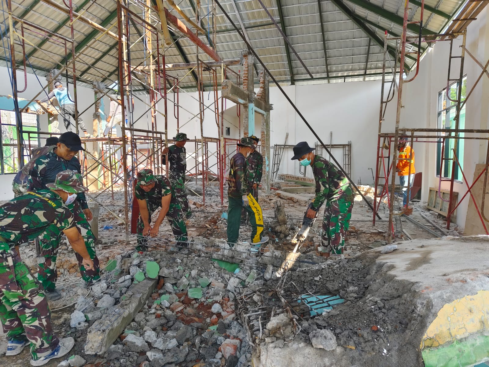 Peduli Satuan, Anggota Kodim 0805/Ngawi Benahi Pangkalan dan Tempat Ibadah