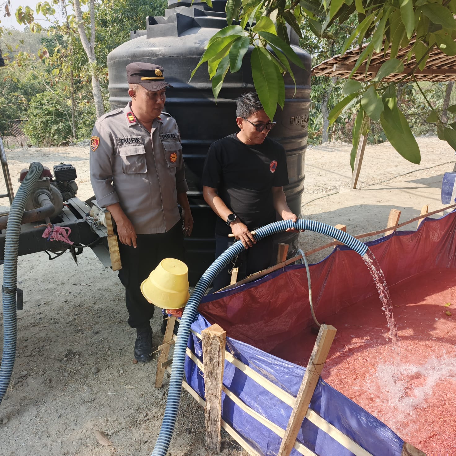 Polisi Ngawi Bergerak Cepat Salurkan Air Bersih untuk Warga Kasreman yang Terdampak Kemarau