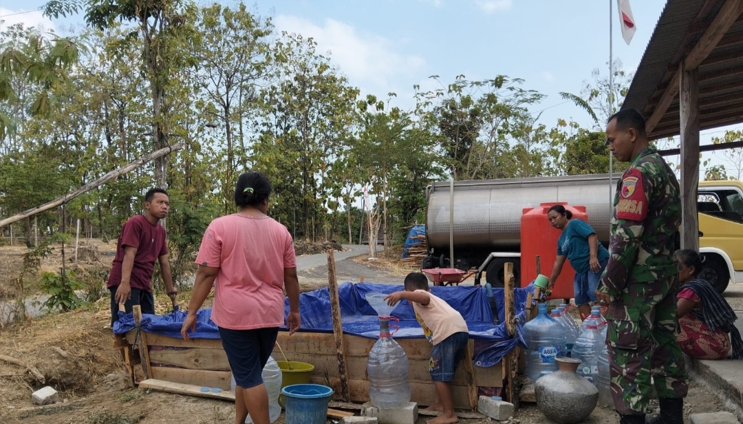Air Bersih, Babinsa Koramil 01/Ngawi Kawal Distribusi Bantuan Air Untuk Warga Desa Binaan