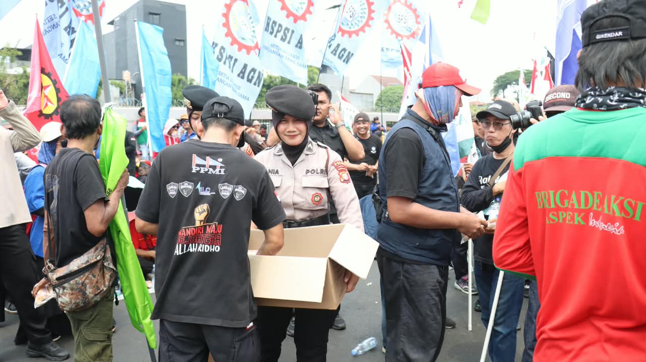 Pelayanan Humanis di DPR, Polisi Bagikan Konsumsi kepada Massa Aksi