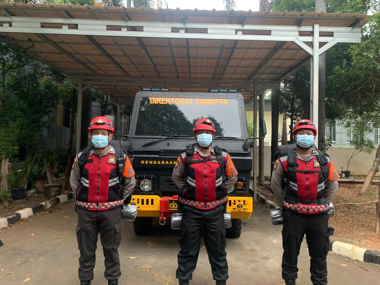 Ditsamapta Polda Metro Siagakan SAR dan Bagikan Masker Antisipasi Dampak Anak Krakatau