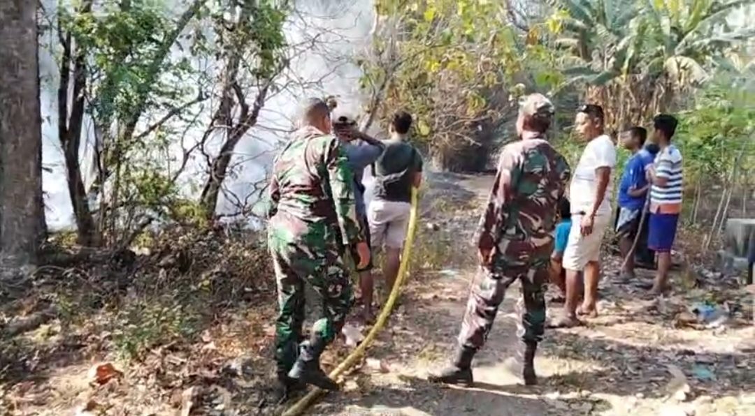 Rumpun Bambu Dekat Permukiman Warga Terbakar, Babinsa Paron dan Warga Bergerak Cepat