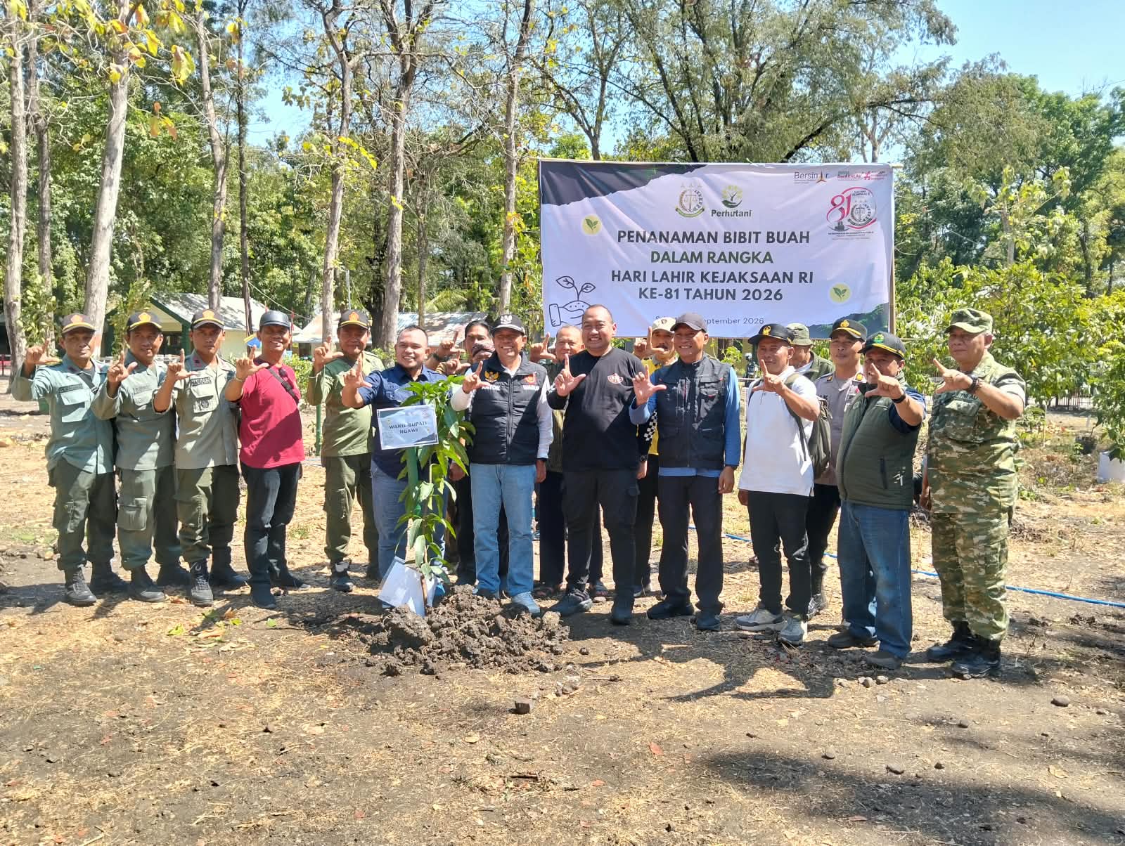 Babinsa Koramil Paron Bersama Masyarakat Tanam Bibit Buah di Alas Ketonggo Srigati