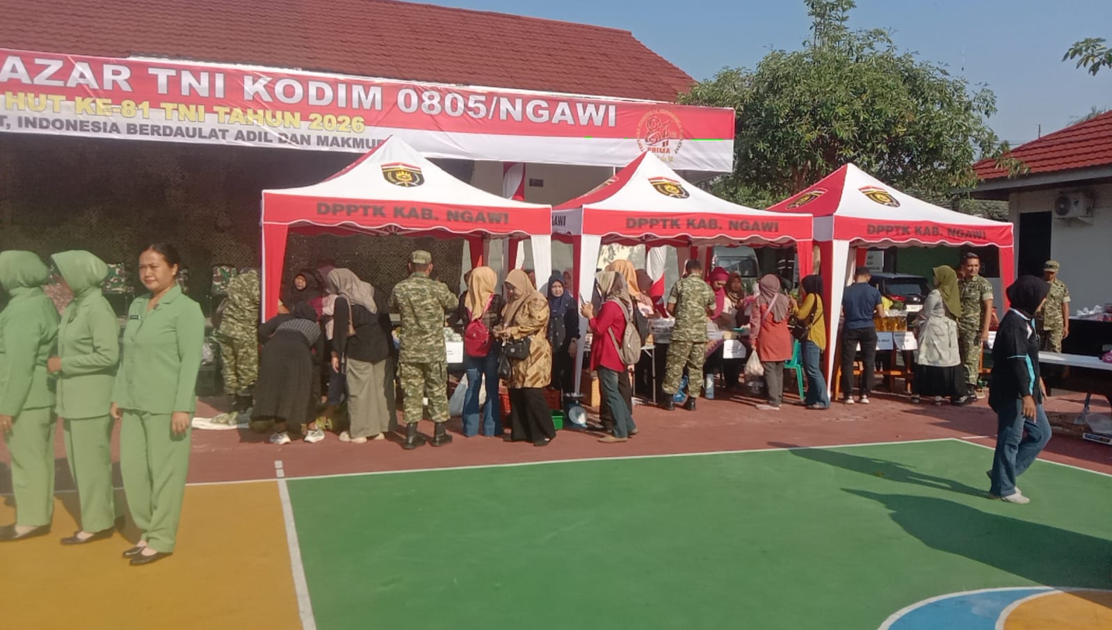 Bazar TNI Semarakkan HUT ke-81 TNI, Kodim 0805/Ngawi Salurkan Sembako dan UMKM