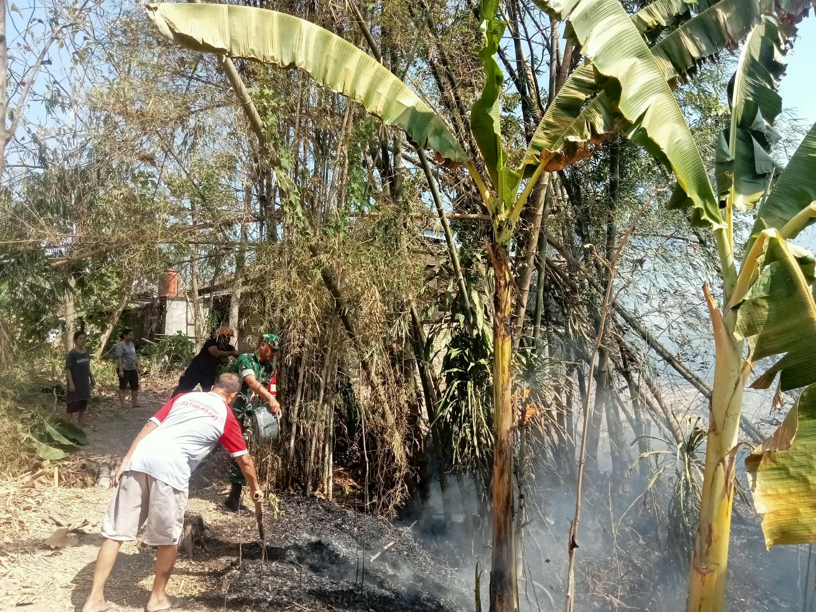 Babinsa Karangjati Sigap Padamkan Kebakaran Rumpun Bambu