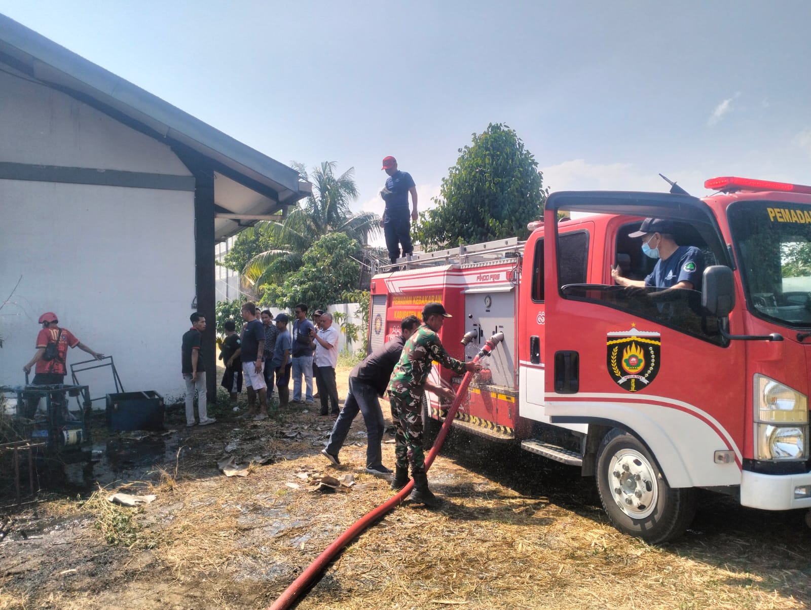 Babinsa Geneng dan Petugas Damkar Sigap Padamkan Kebakaran Kantor Toyota Audio 2000