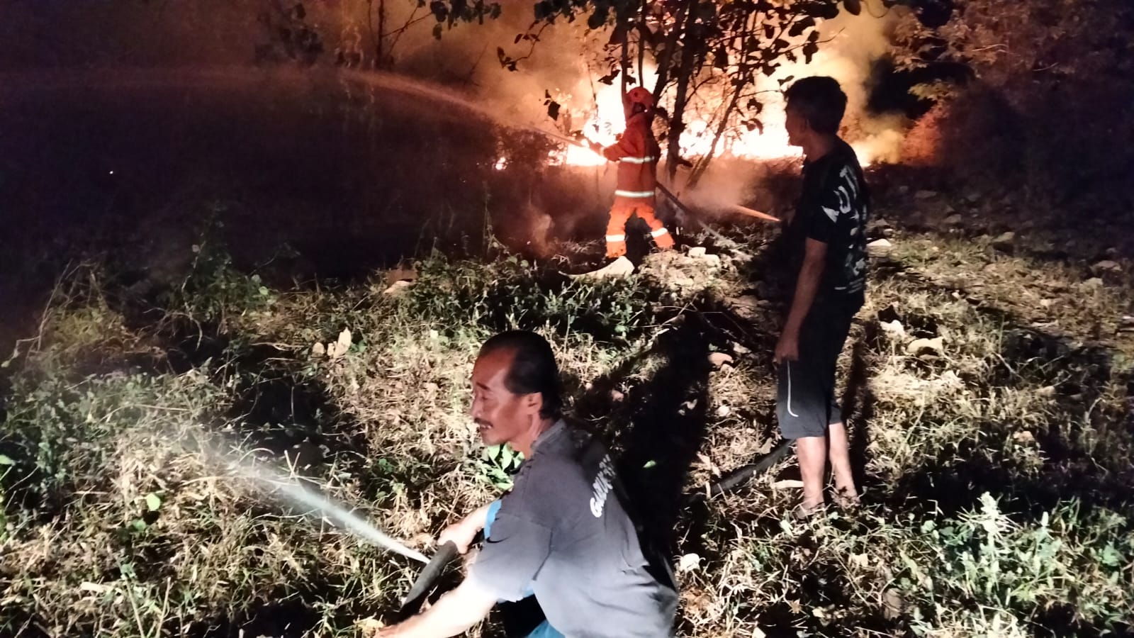 Babinsa Koramil 01/Ngawi Warga Padamkan Kebakaran Lahan Bambu di Kranggan