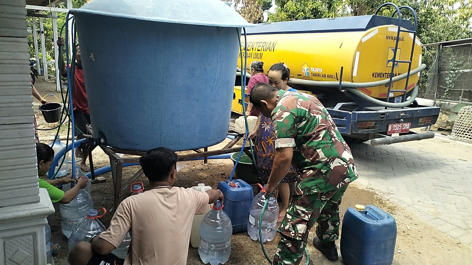 Babinsa Posramil Pitu Dampingi Pendistribusian Bantuan Air Bersih juga Terdampak Kemarau