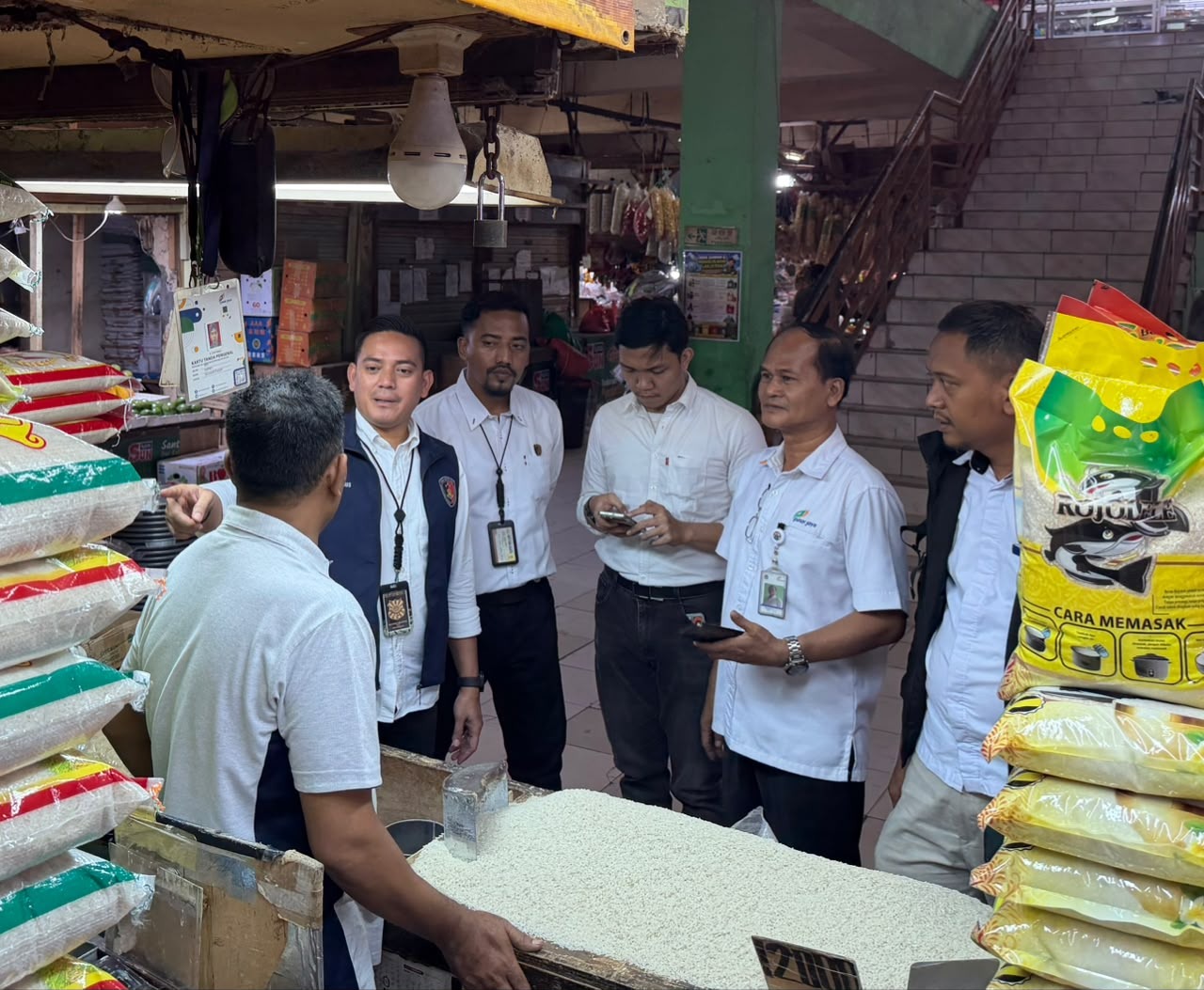 Satgas Pangan Polda Metro Jaya Cek Harga Beras di Pasar Tradisional Ciracas dan Retail Modern