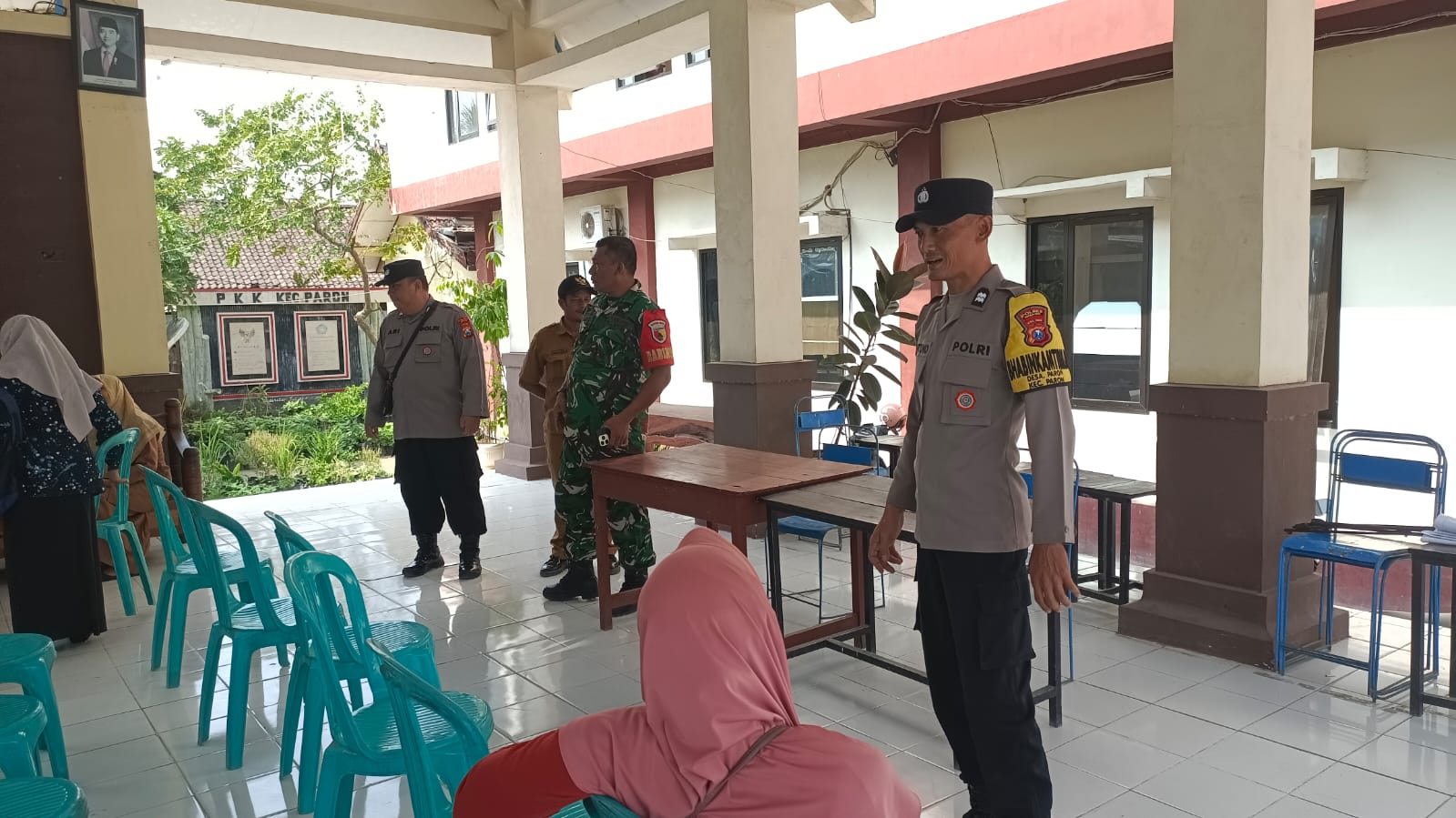 Babinsa Paron dan Bhabinkamtibmas Bersinergi Amankan Penyaluran PKH Plus Tahap III