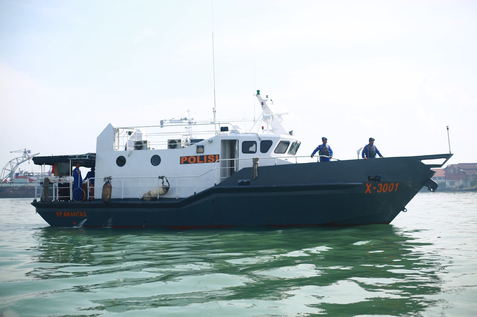 Ditpolairud Polda Jatim Kerahkan 4 Kapal Sisir Perairan Cari Korban KM Virgo Transport 8