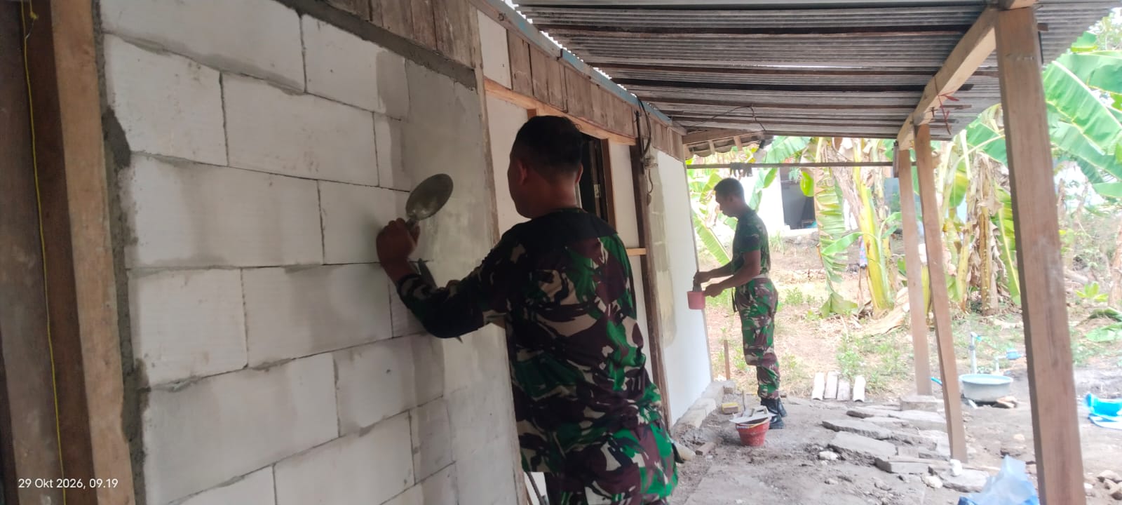Semangat Satgas TMMD Ke-130, RTLH Milik Bu Lamini Capai Tahap Plester Dinding
