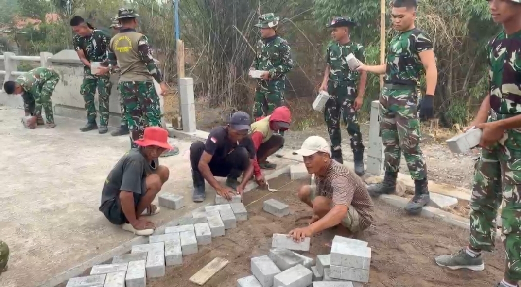 Warga dan Satgas TMMD ke-130 Kodim Ngawi Kompak Pasang Paving, Ketelitian Jadi Prioritas