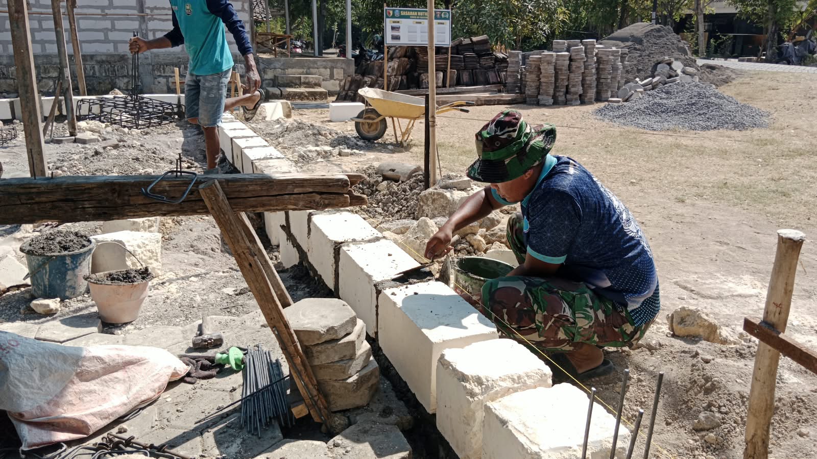 Satgas TMMD ke-130 Kodim Ngawi Bersama Warga Kompak Bangun Rumah Bu Kasiyem