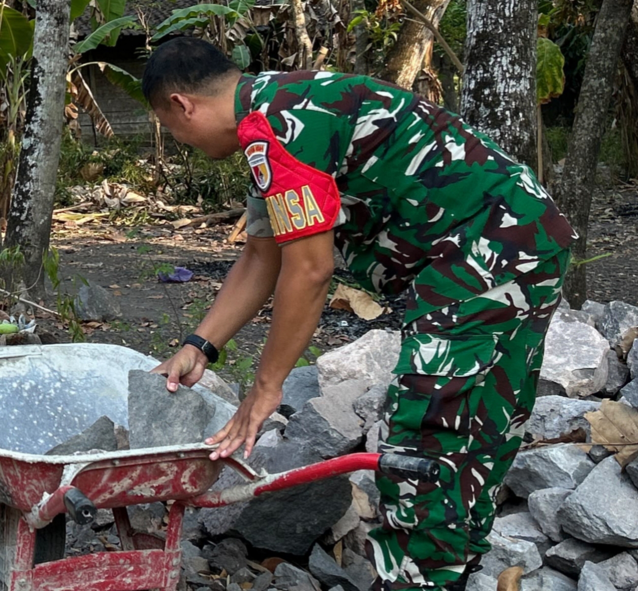Babinsa Koramil Paron Bersama Warga Gotong Royong Bangun Jalan dan Paving 
