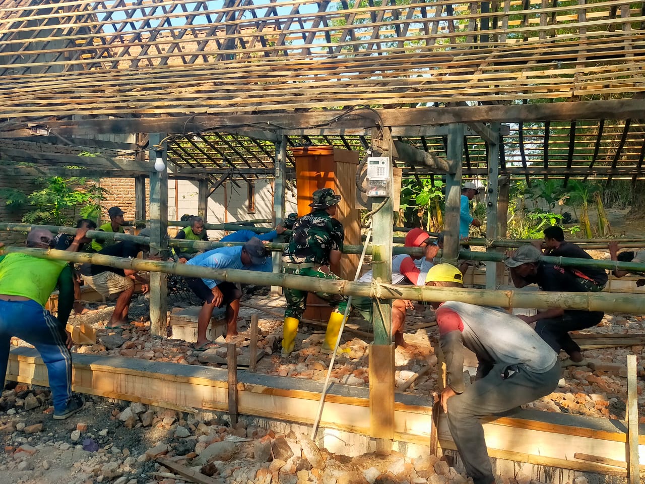 TMMD ke-130 Kodim Ngawi, Rehab RTLH Rumah Pak Suwoto Masuki Tahap Perakitan Kayu