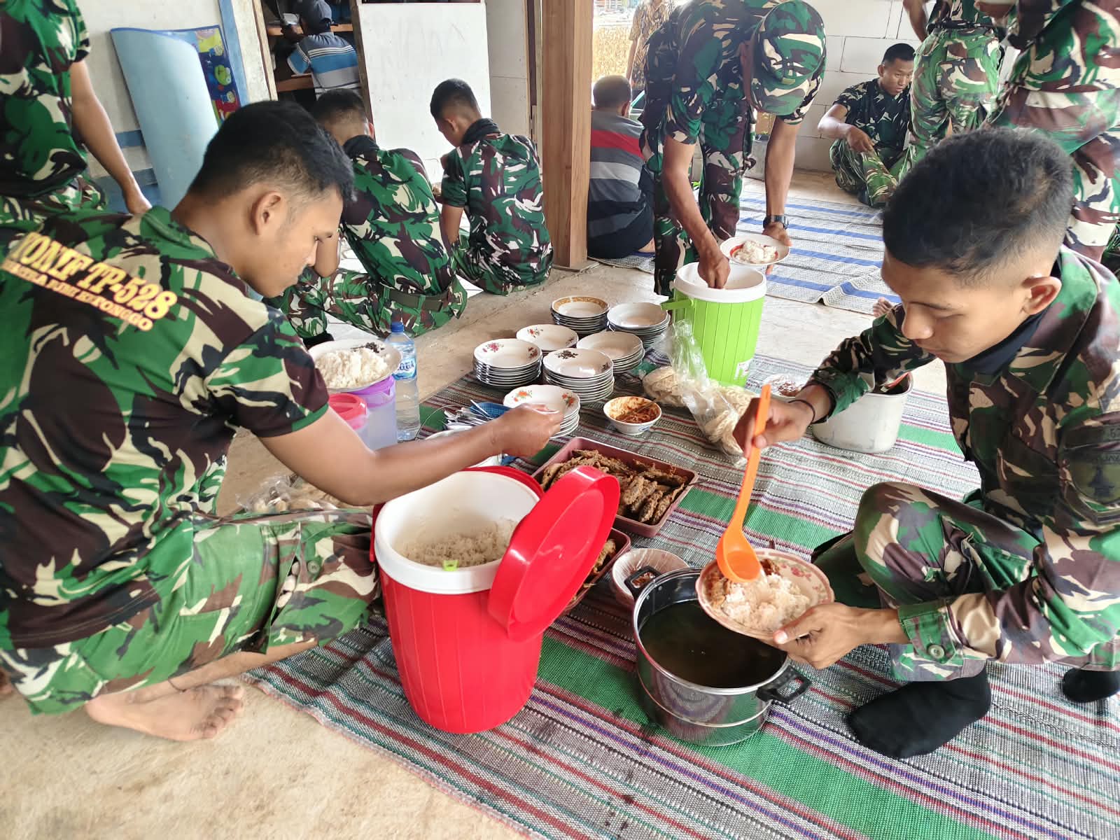 Bu Supiyah, Sosok di Balik Semangat Personel Satgas TMMD ke-130 Kodim Ngawi