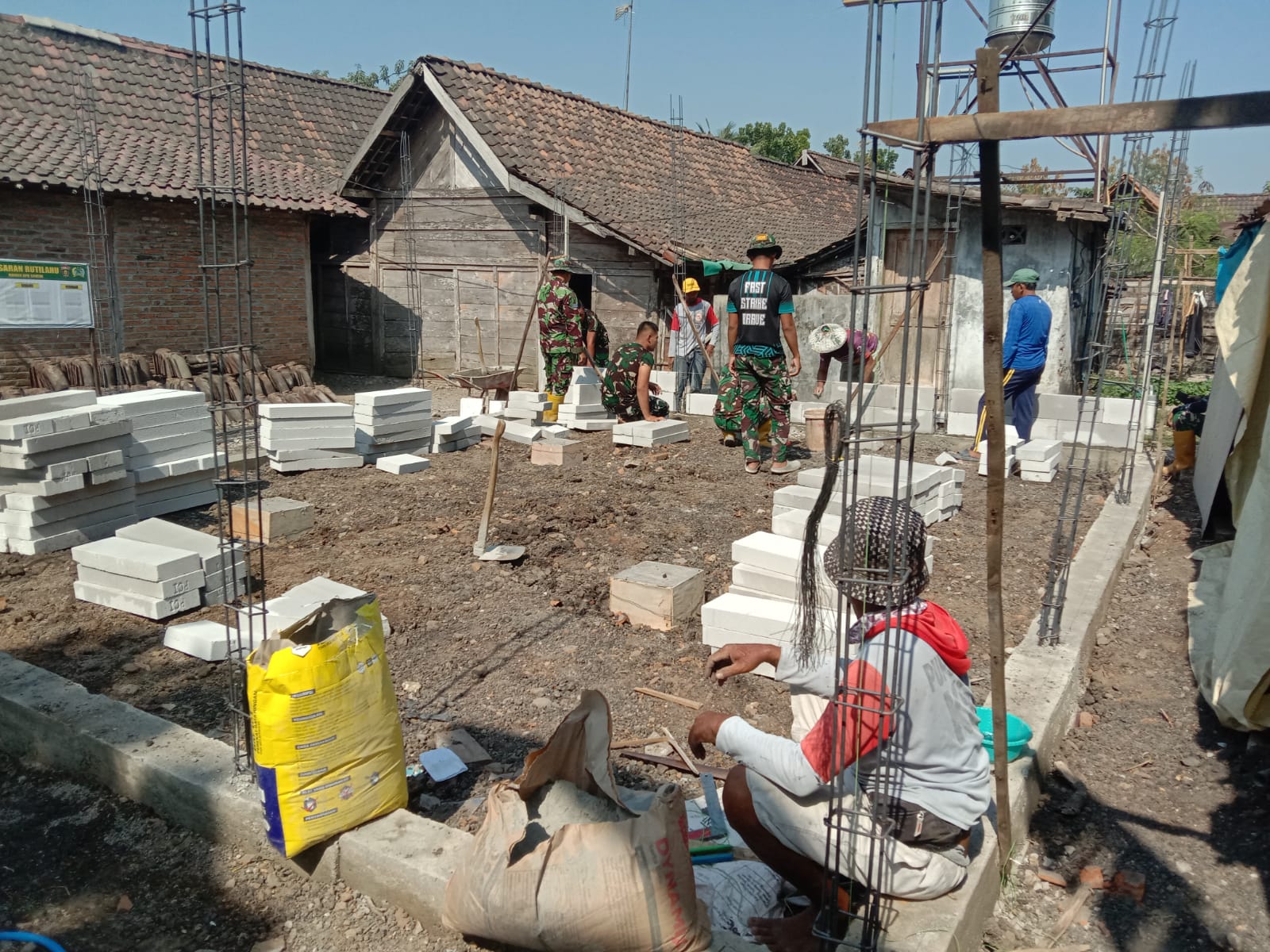 Hari Ke-7 TMMD ke-130 Kodim Ngawi, Pembangunan RTLH Milik Samidi Mulai Pasang Herbel