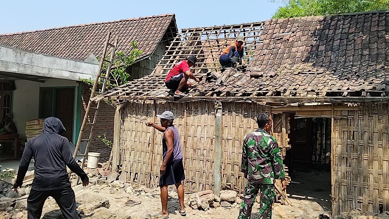 Semangat Gotong Royong, Babinsa Karangjati Bersama Warga Kerja Bakti Bongkar Rumah Sujito