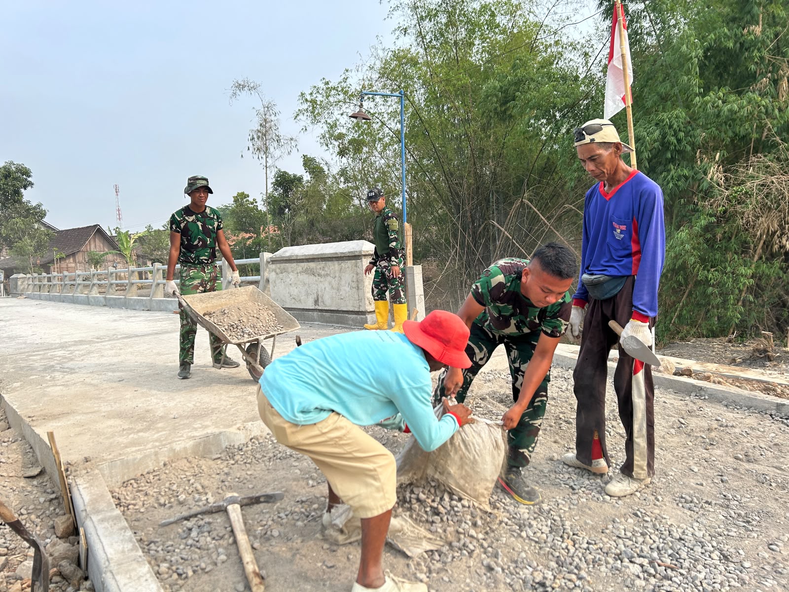 TMMD ke-130 Kodim Ngawi, Satgas dan Warga Mulai Perataan Awal untuk Paving