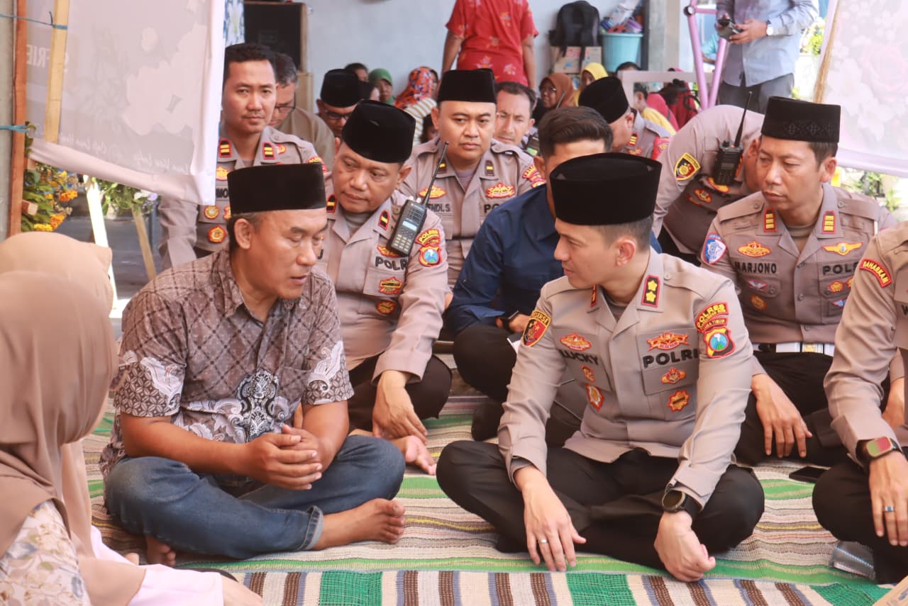 Kapolres Probolinggo Kota Takziah ke Rumah Korban Karhutla Bromo
