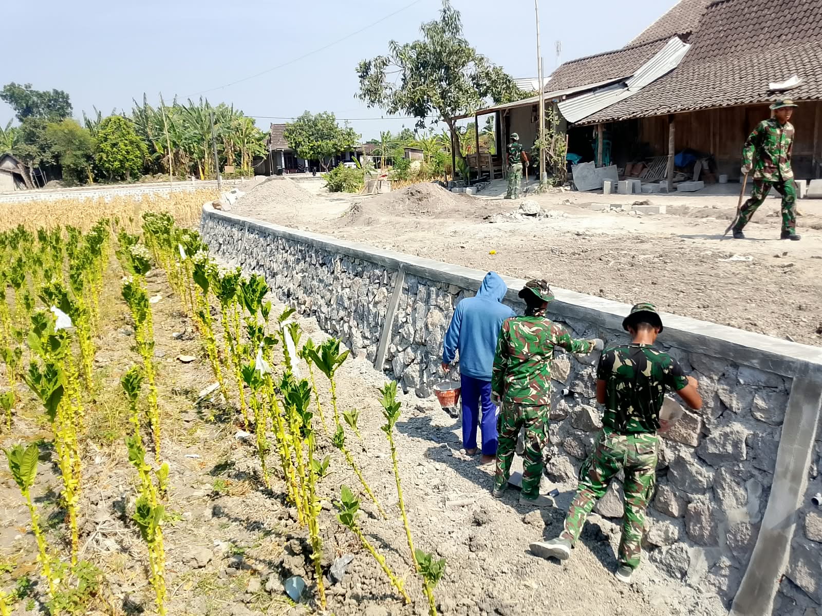 Satgas TMMD ke-130 Kodim Ngawi Finishing Talud Badan Jalan