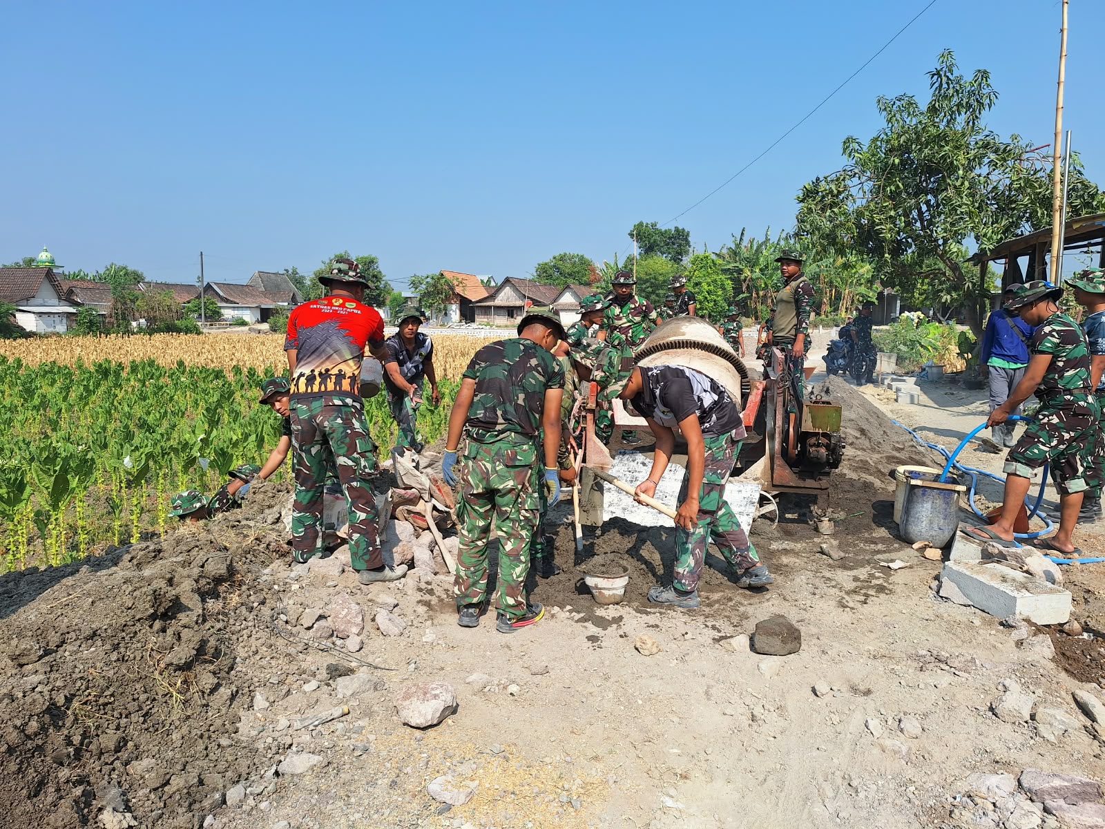 Satgas TMMD ke-130 Kodim Ngawi Maksimalkan Pembangunan Talud dan Pemasangan Stin